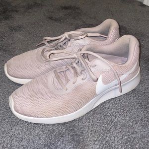 Womens nike tennis shoes
